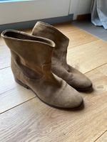 Wildleder Stiefeletten mit verstecktem Absatz