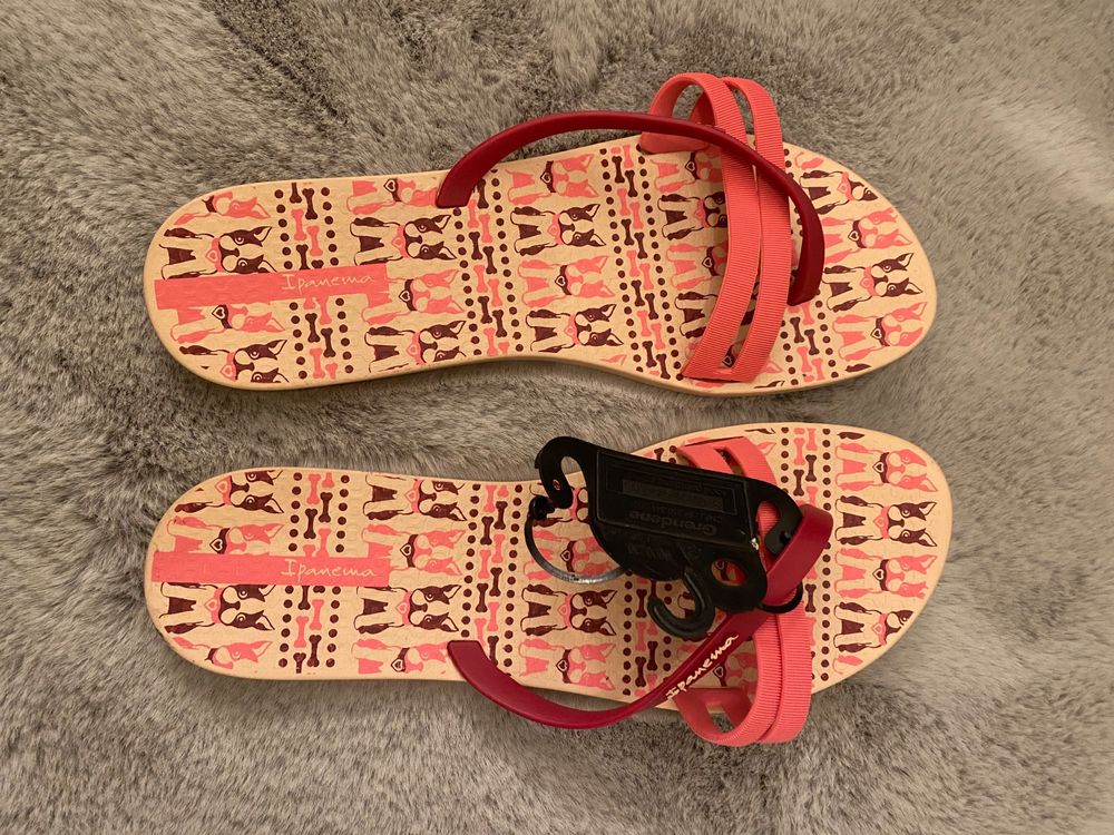 Nie benutzte Flipflops mit Hundemotiv zu verkaufen 1