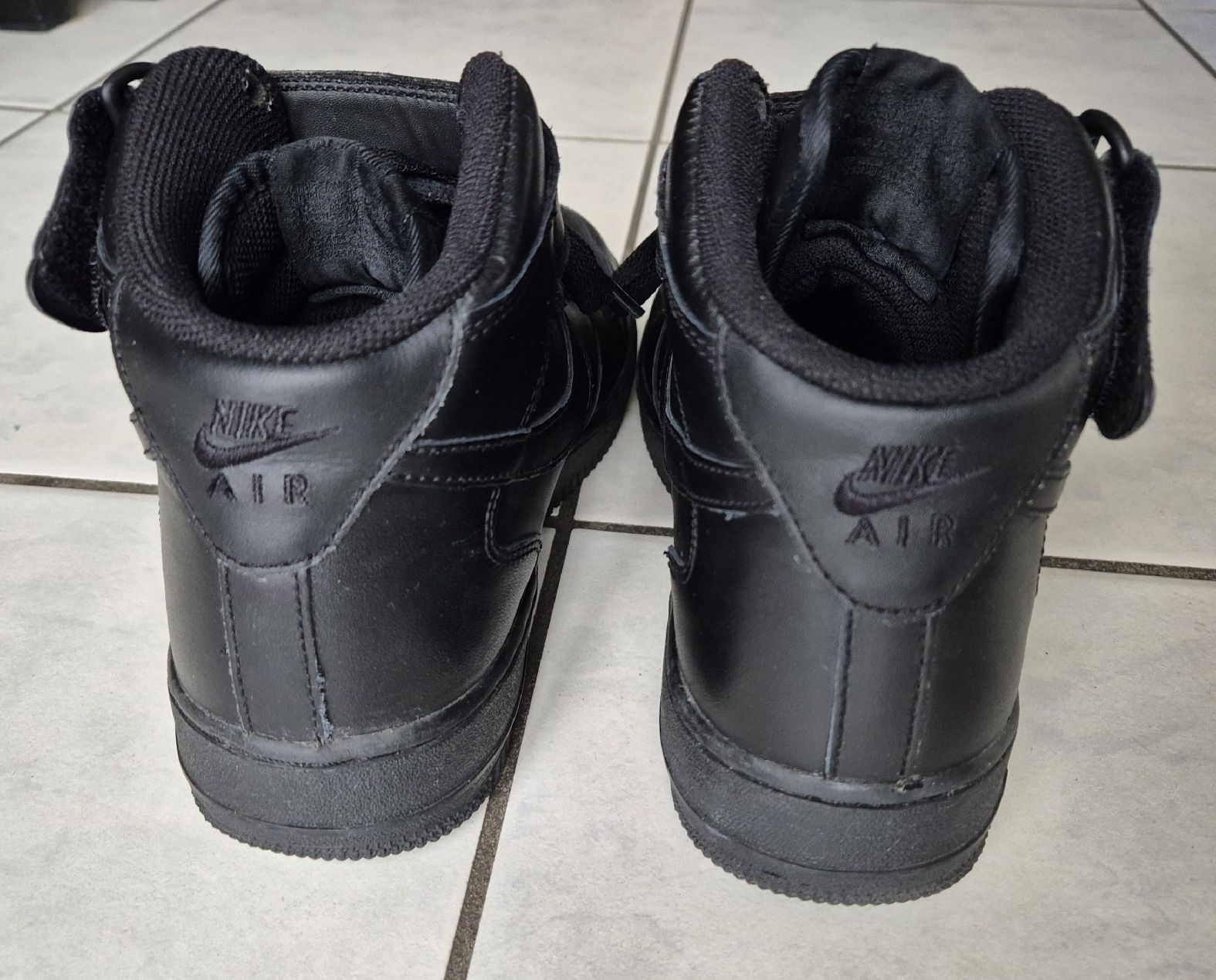 Nike Scarpe da uomo: Schwarze Nike Air Force 1 Sneaker, Gr. 40.5 – Nuovo (secondo la descrizione) da Belp venduto da nibeas 1