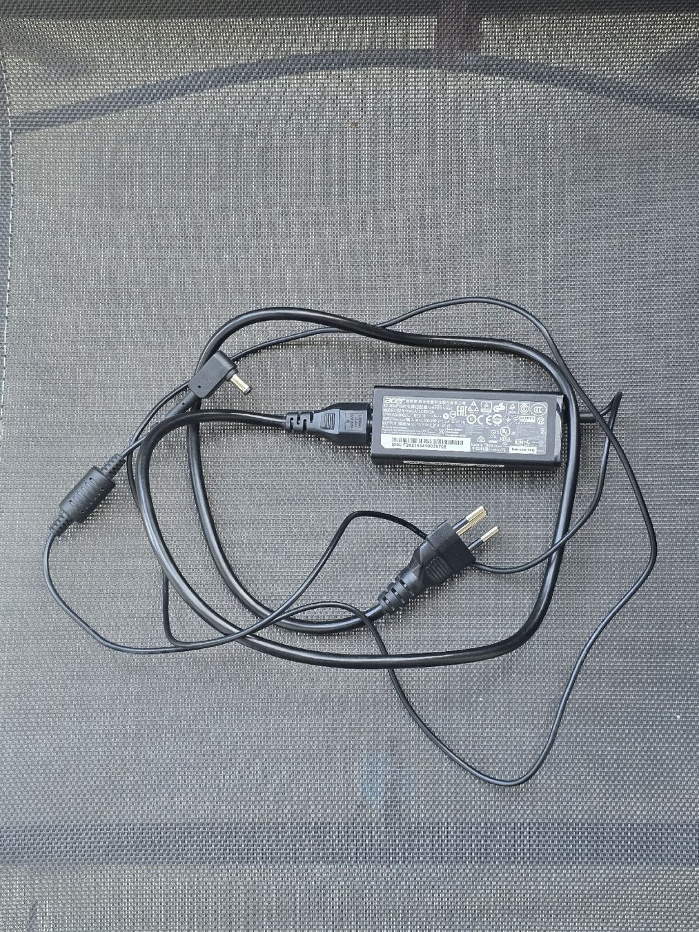 Acer Chargeur: Acer Ladegerät 45 Watt Original  – D'occasion à Grandval par Golumbus
