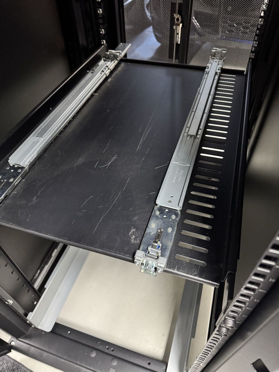 Apc Racks & Cavalletti: APC NetShelter SX 24U Server Rack – Usato da Winterberg ZH venduto da Motti5 2