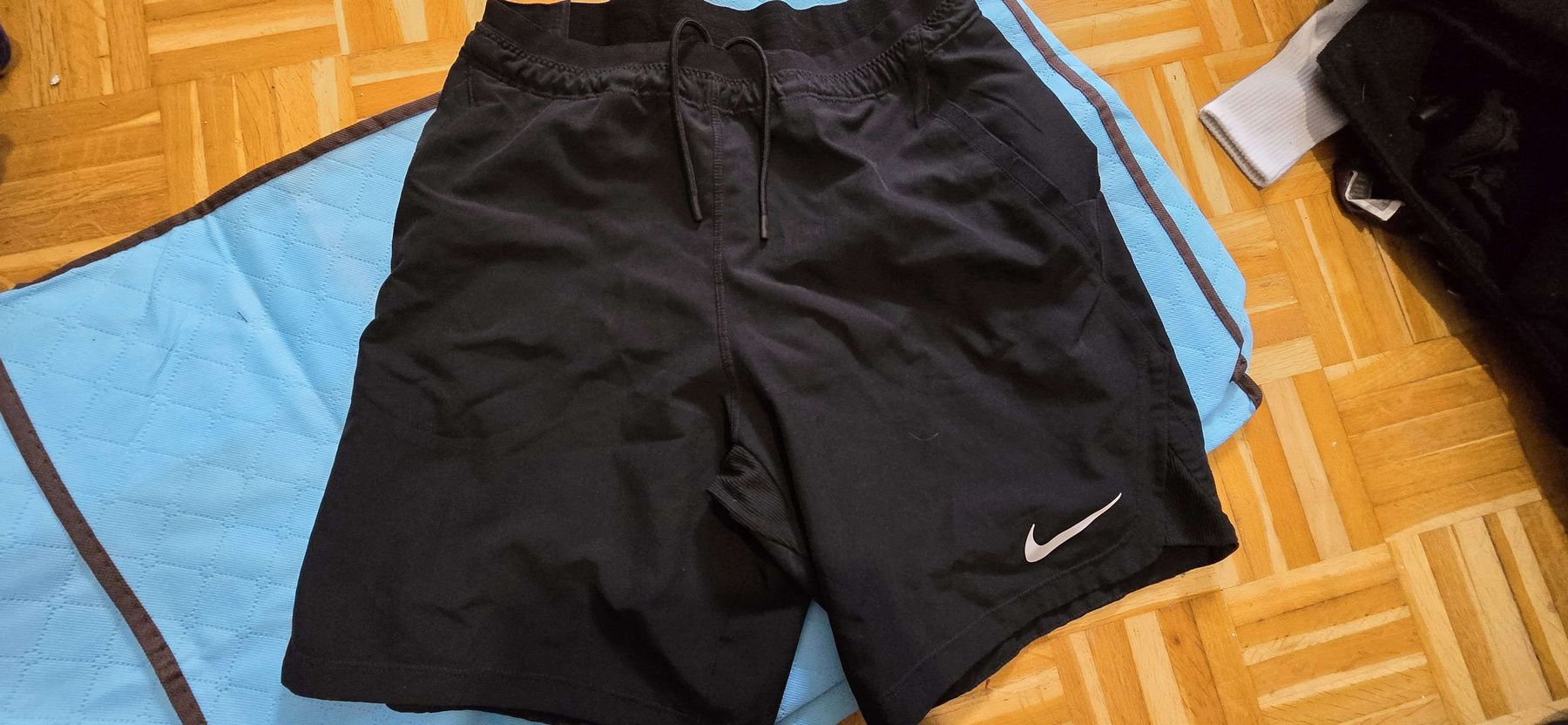 Nike Pantaloni: Short Nike noir respirant – Usato da Mont-sur-Lausanne venduto da Didinho