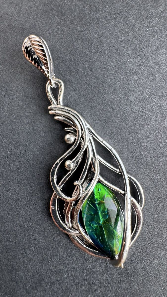 Pendentifs: Anhänger mit grünem Stein – D'occasion à HORGEN par vladibarca10 2