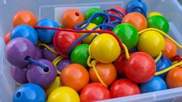 Fädelperlen für Kinder aus farbig Holzperlen mit Schnüren