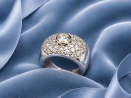 Wunderschöner Diamantring mit einem zentralen Diamanten