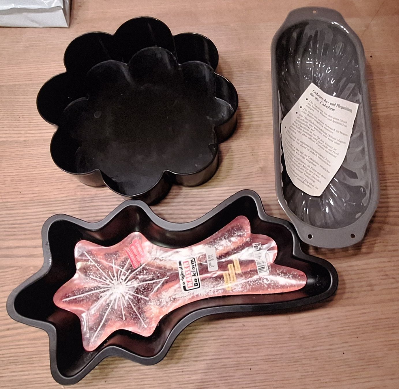 Teglie da forno: 3 Backformen, Kuchenform, Blume, Stern, Cake – Usato da Adlikon b. Andelfingen venduto da Kraemse