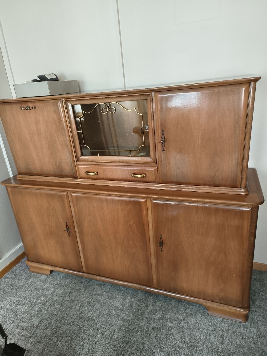Credenze: Buffet Barock Stil mit Glasfach und Schubladen – Usato da Biel/Bienne venduto da M.D.C