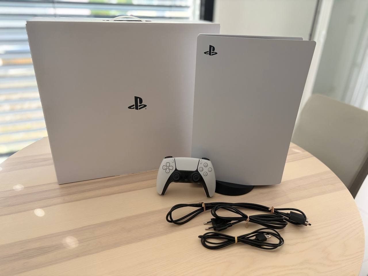 Sony Konsolen: PS5 Disc Edition 825 GB + Controller + Box + HDMI + USB – Gebraucht aus Vétroz von Squall86