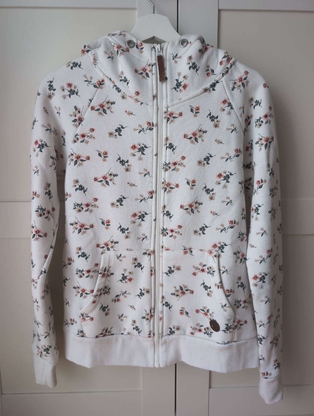 Pullover & Sweatshirts: Kapuzenjacke mit Blumenmuster, Grösse M – Neu (gemäss Beschreibung) aus Alberswil von __colafroeschli__