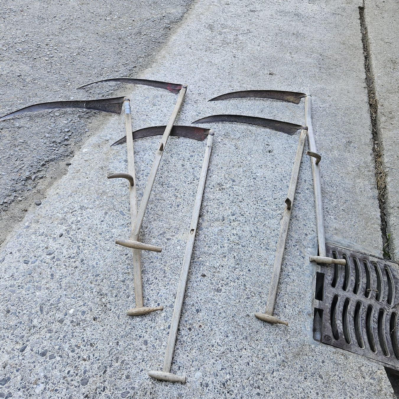 Tutti gli attrezzi: 5 Sensen mit Holzstielen, gebraucht – Usato da Unteriberg venduto da amd89 2