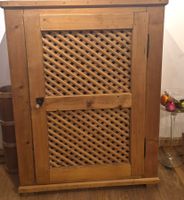 Petite armoire autrichienne avec porte en moucharabieh
