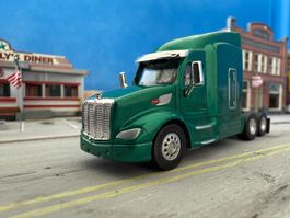 NEU Peterbilt 579 Sleeper HO Logistics Replicas USA H0 1/87