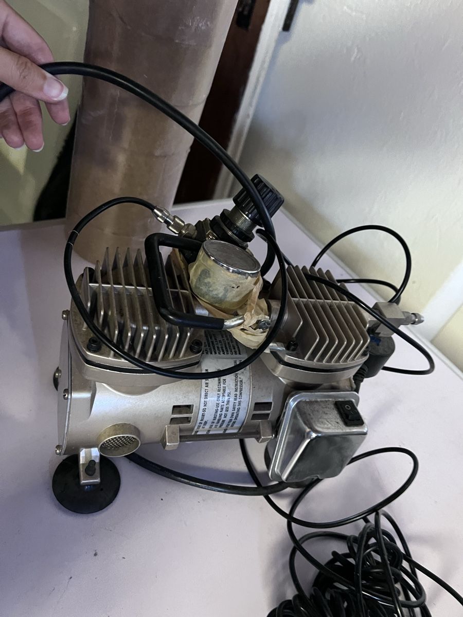 Compressori: Airbrush Kompressor (21) – Usato da Glattfelden venduto da maa_qcj8