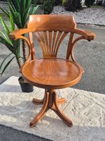 Chaise en bois pivotante ancienne