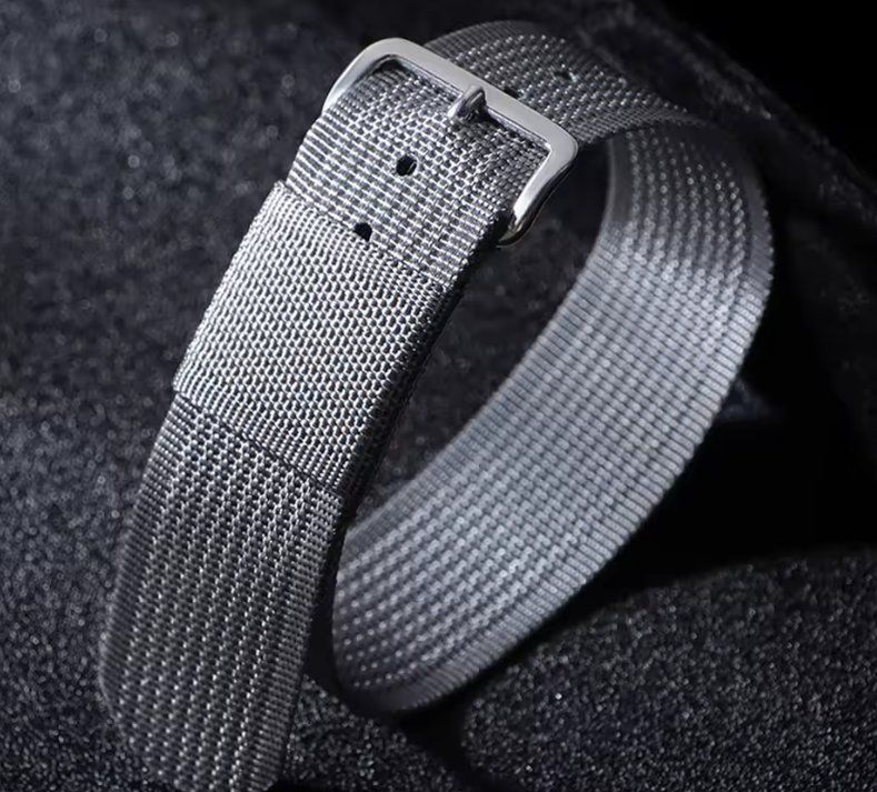 Bracelets: Nylonarmband 20 mm grau mit Werkzeug – Neuf avec emballage d'origine à Hirzel par mak_9tmr