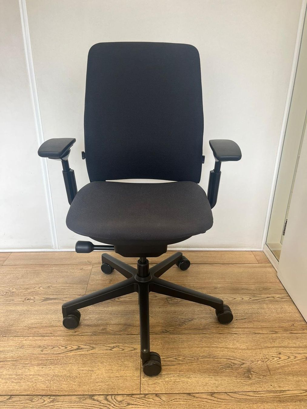 Steelcase Chaises: Steelcase Amia x Leap V2 – D'occasion à Purmerend par Offeco