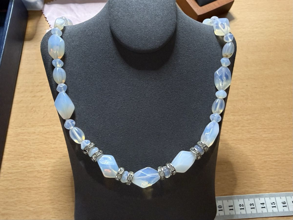 Catenine: Antike Halskette aus Opalglas mit Strass-Elementen – Usato da Lamone venduto da LaCantinaMagica 2