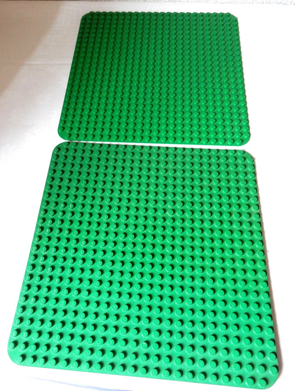 Lego Kit di costruzioni: Lego-DUPLO 2 grosse Bauplatten, 38 x 38 cm – Usato da Senèdes venduto da tintinette43