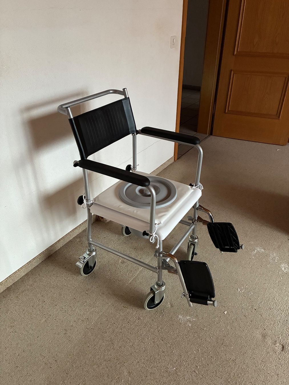 Sedie a rotelle: Toilettenrollstuhl – Usato da Tägerschen venduto da Domino