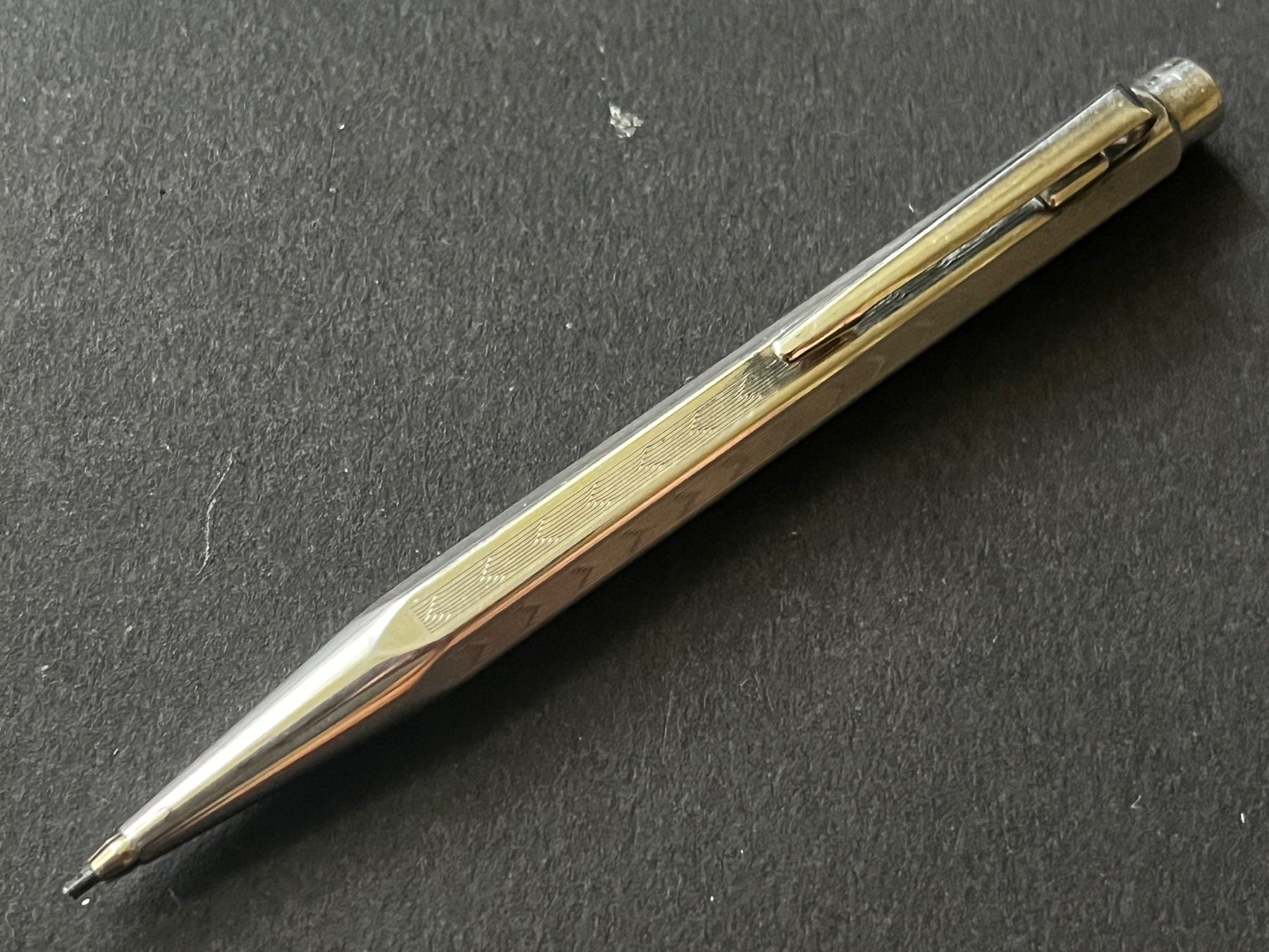 Caran D'Ache Matite, matite colorate & gessi: KURZER Caran d’Ache Ecridor Minenhalter Chevron versilbert – Usato da Zürich venduto da FV.vintage