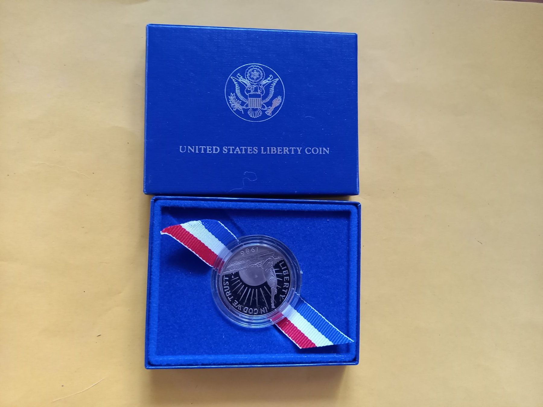 Tutti le monete: Liberty Coin - Half Dollar USA, 1986 – Nuovo e nell'imballaggio originale da Rossens FR venduto da Souris1