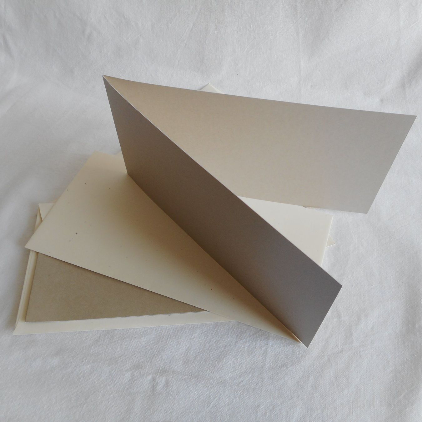 Cartoline: Schreibset Karten & Couverts Gold/Beige – Nuovo (secondo la descrizione) da Niederlenz venduto da Berghem 1