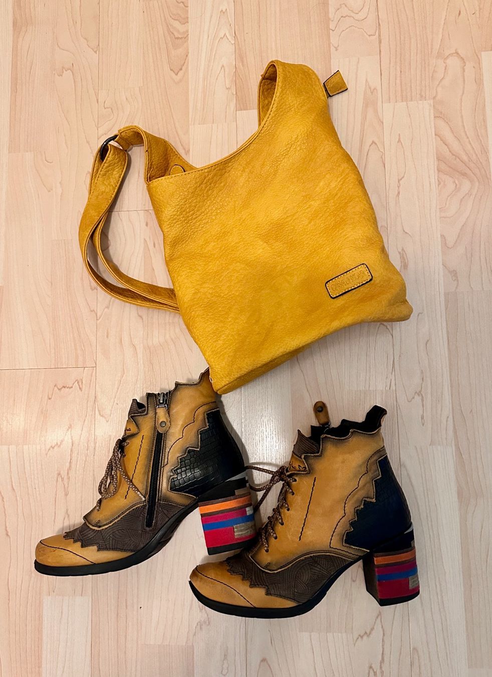 Scarpe da donna: Stiefeletten mit passender Tasche in senfgelb – Usato da Wil SG venduto da denpasar00