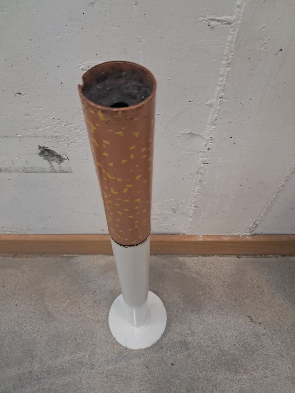 Aschenbecher: Aschenbecher Zigarettenform Metall, Standaschenbecher – Gebraucht aus Zürich von Lia107 1