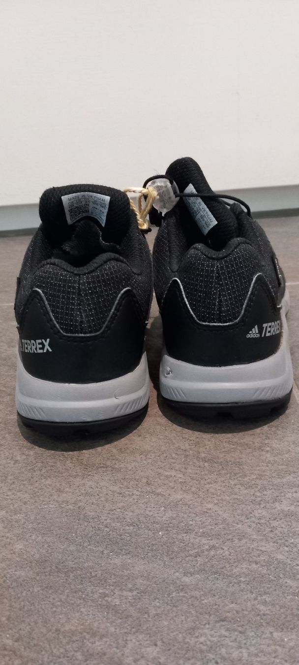 Adidas Scarpe da uomo: Wasserfeste Turnschuhe Grösse 31 – Usato da Thalheim venduto da sil_n2nk 2