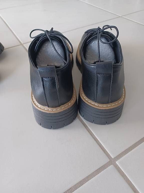 Chaussures femmes: Halbschuhe Neue mit schnüren gr 40 – Neuf avec emballage d'origine à Bronschhofen par Katrusja 2