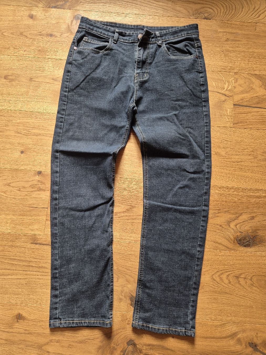 Jeans: Dunkle Jeans (Gr. 32) – Usato da Gams venduto da tischi97