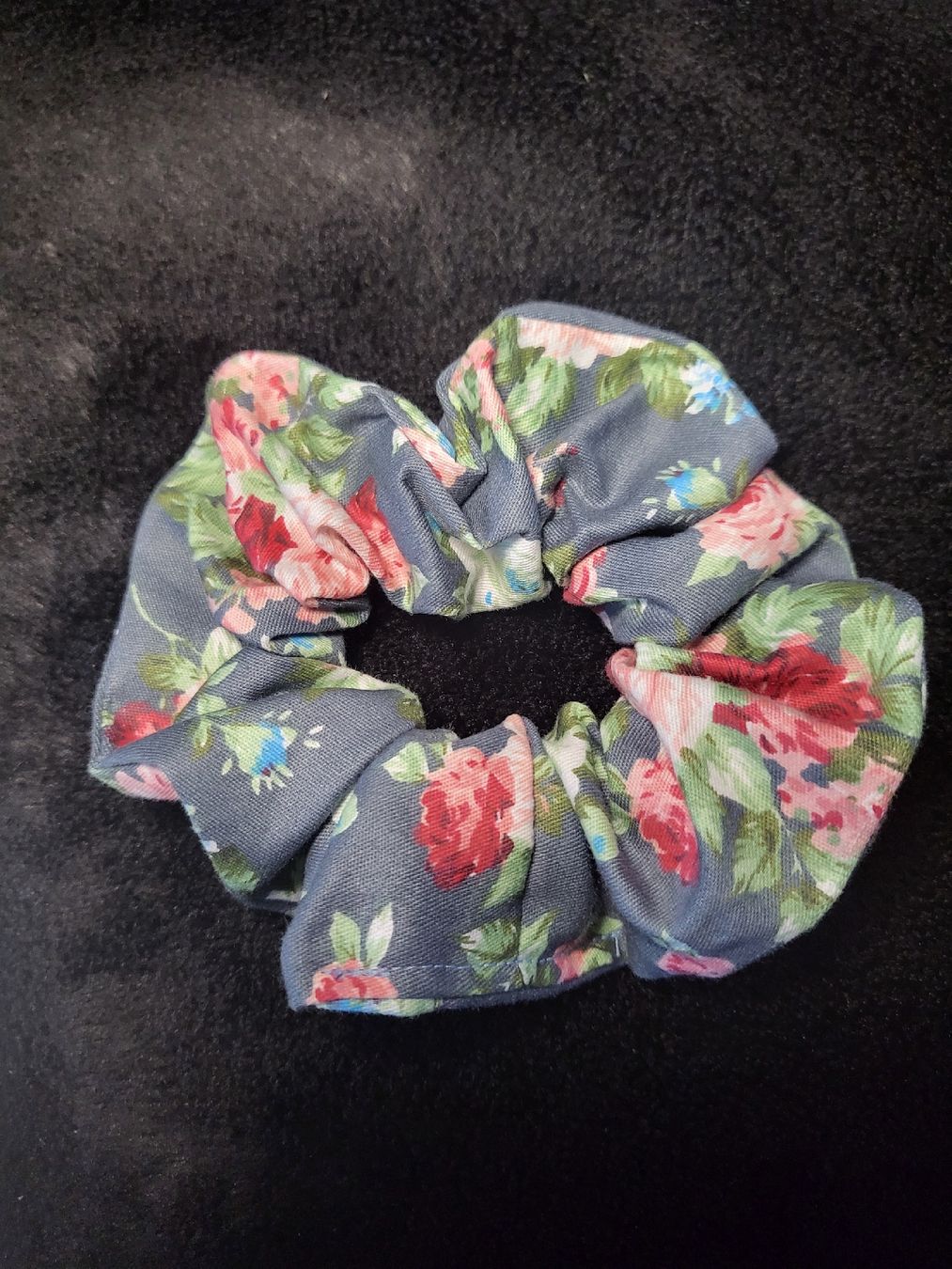 Accessori per capelli: Scrunchie / Blumenmuster / Handgenäht  – Nuovo e nell'imballaggio originale da Lömmenschwil venduto da S4BR1N4