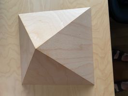 Holzpyramide 20cm mit Sockel und Taschenbuch neuwertig