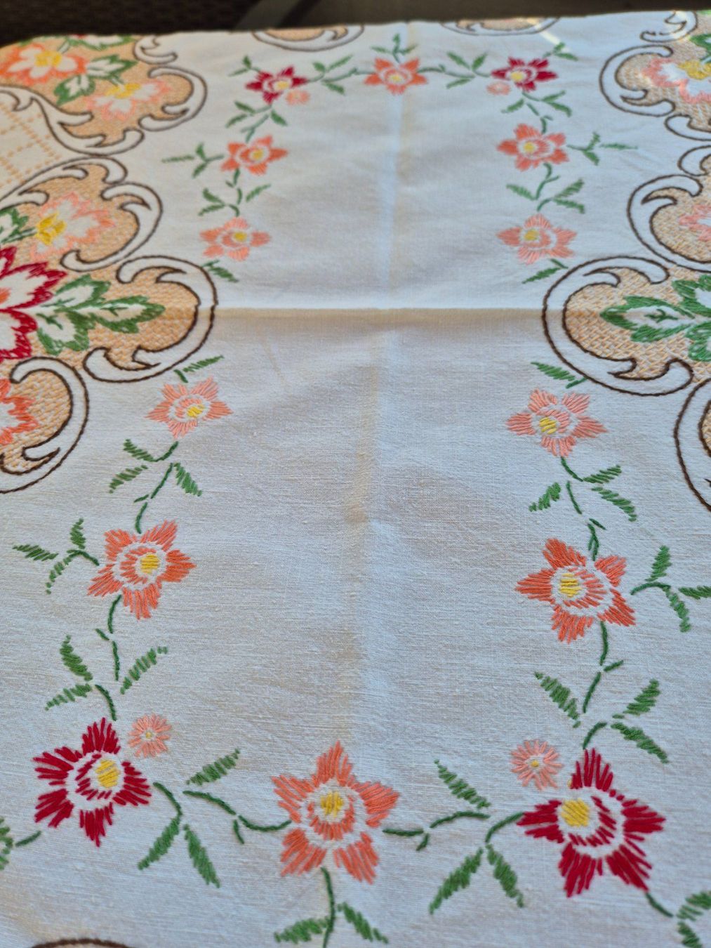 Altra biancheria da tavola: Tischdecke bestickt Blumenmuster , Handarbeit – Usato da Bern venduto da aronari 1