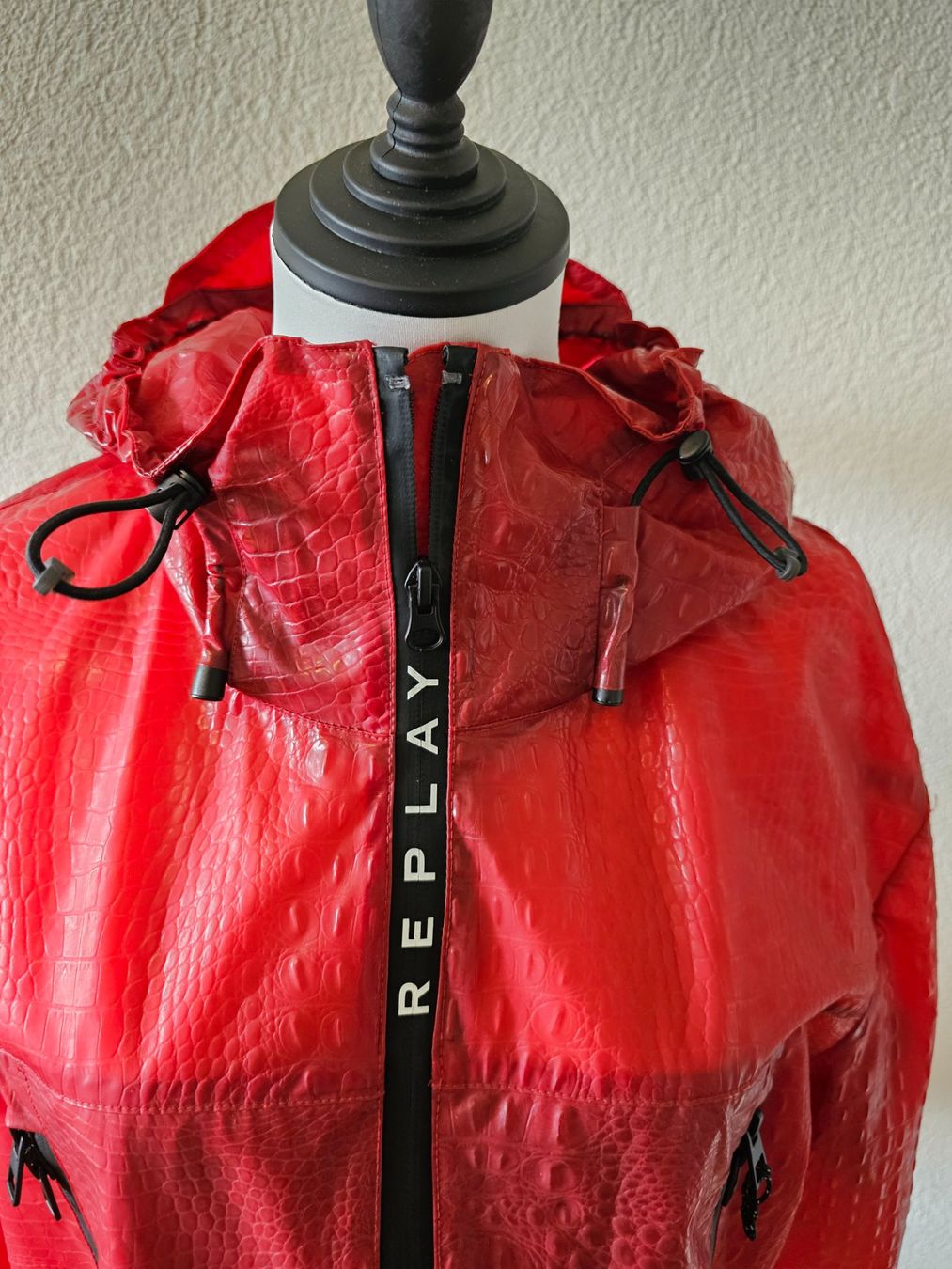 Replay Giacche: Replay Regenjacke Kroko-Optik Rot Gr. S mit Kapuze – Usato da Emmen venduto da Tumanovr 4