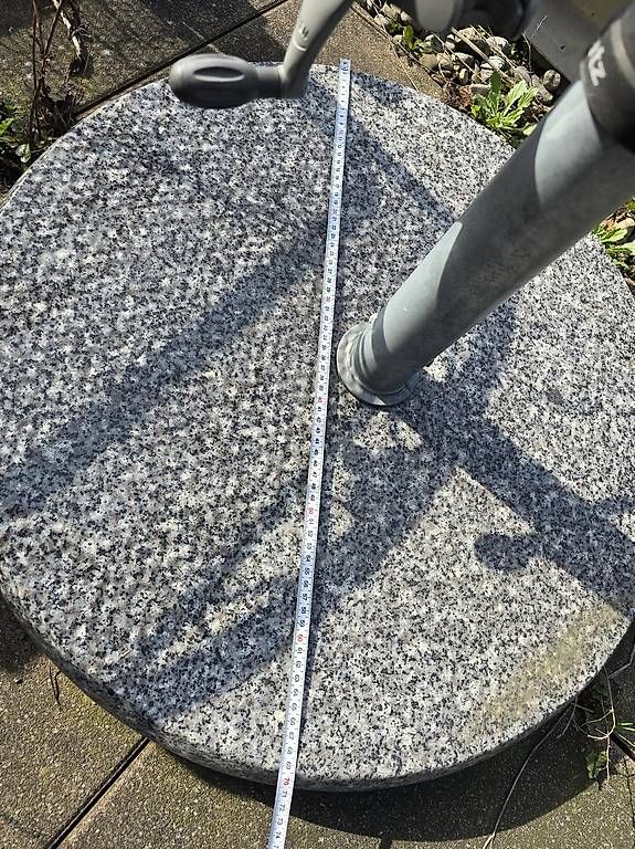 Ombrelloni: Glatz Sonnenschirm mit Granitsockel  – Usato da Diepoldsau venduto da Borgon 3