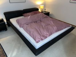 Hochwertiges Lederbett schwarz – 160 × 200 cm