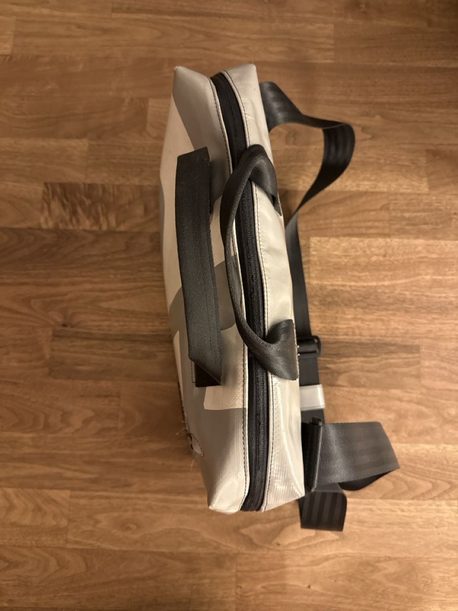 Freitag Borse: Freitag Tasche Laptop  Bag grau / weiss – Usato da Muttenz venduto da rah_fk8y 2
