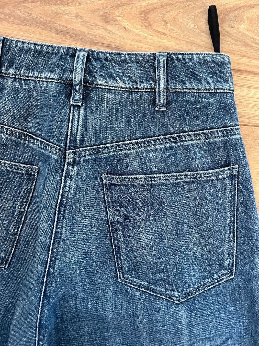 Chanel Jeans: Chanel large jeans, size 34 – Gebraucht aus Arzier Le Muids von oma_w5bq 5