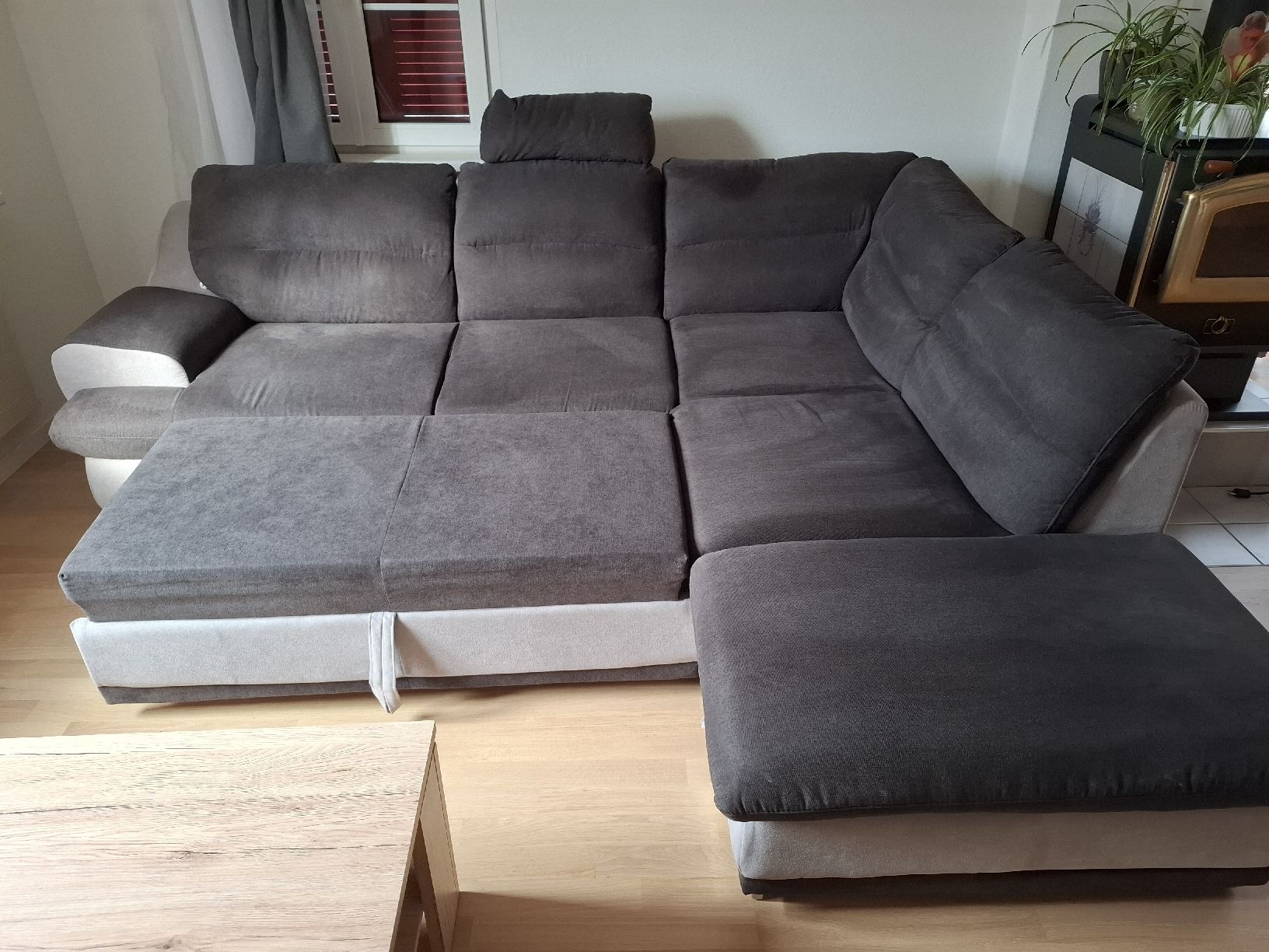 Divani: Ecksofa grau/dunkel grau mit Ottomane guter Zustand – Usato da Oberhelfenschwil venduto da Buffy1980