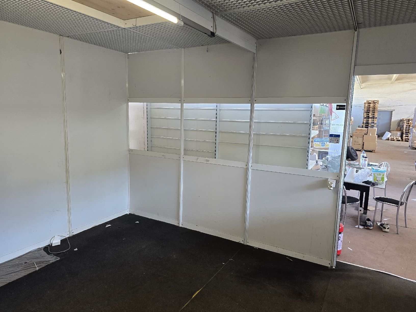 Contenitori edile: Bürocontainer mit Fenster. – Usato da Safenwil venduto da Leo.87. 9