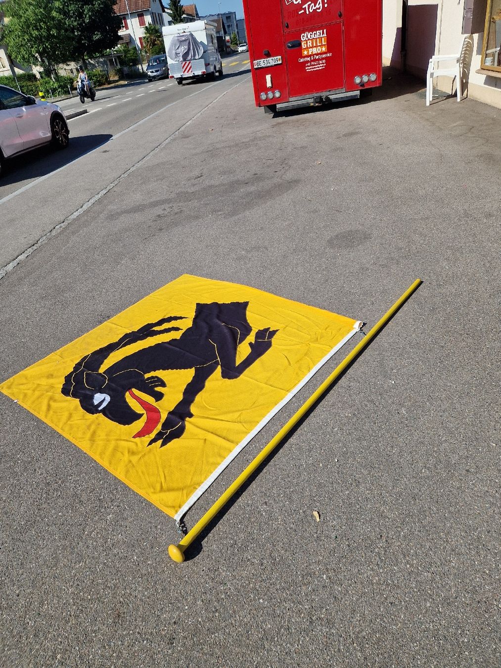 Bandiere: Fahnemast mit Wappentier schwarz-gelb Grösse ca 150cm – Usato da Mörigen venduto da Clio111 2