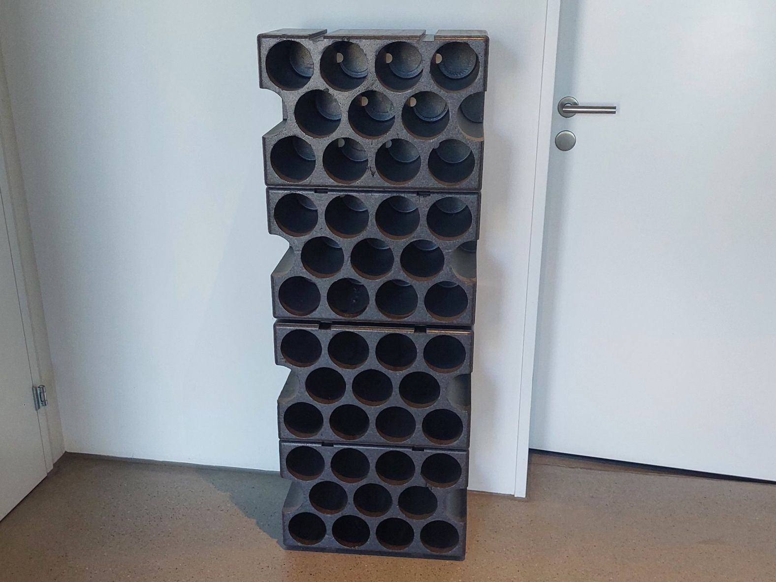 Étagères: Styropor Flaschenregal 4 Elemente schwarz stapelbar – D'occasion à Waltenschwil par Browny2 3