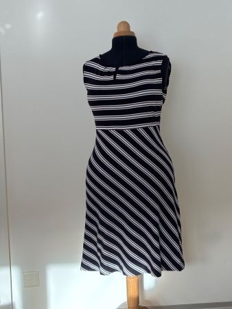 Sommerliches Kleid mit Streifen