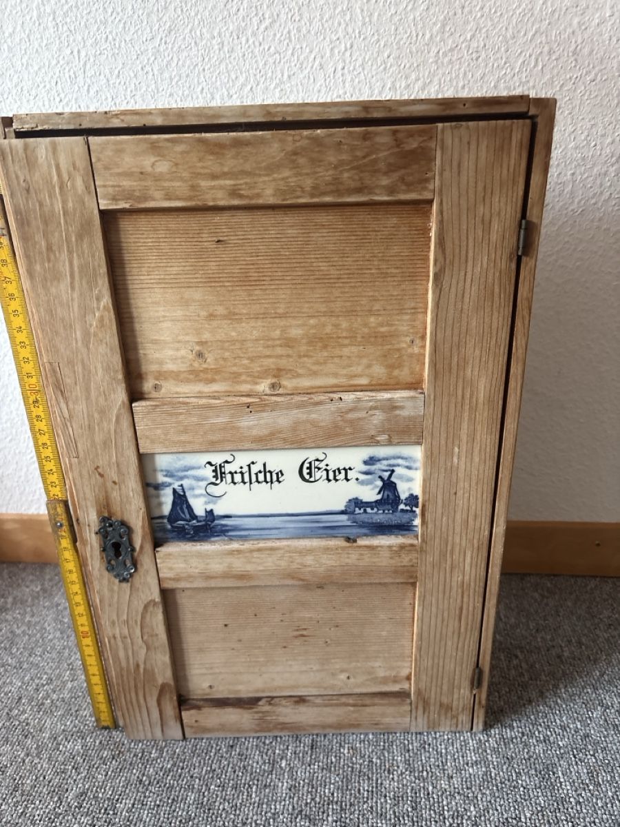 Kommoden: Holzschrank mit Keramikfliese und Eierfächern 50cm – Defekt aus Zürich von Fuxion