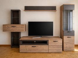 Wohnwand mit TV-Möbel und Vitrine Holzoptik