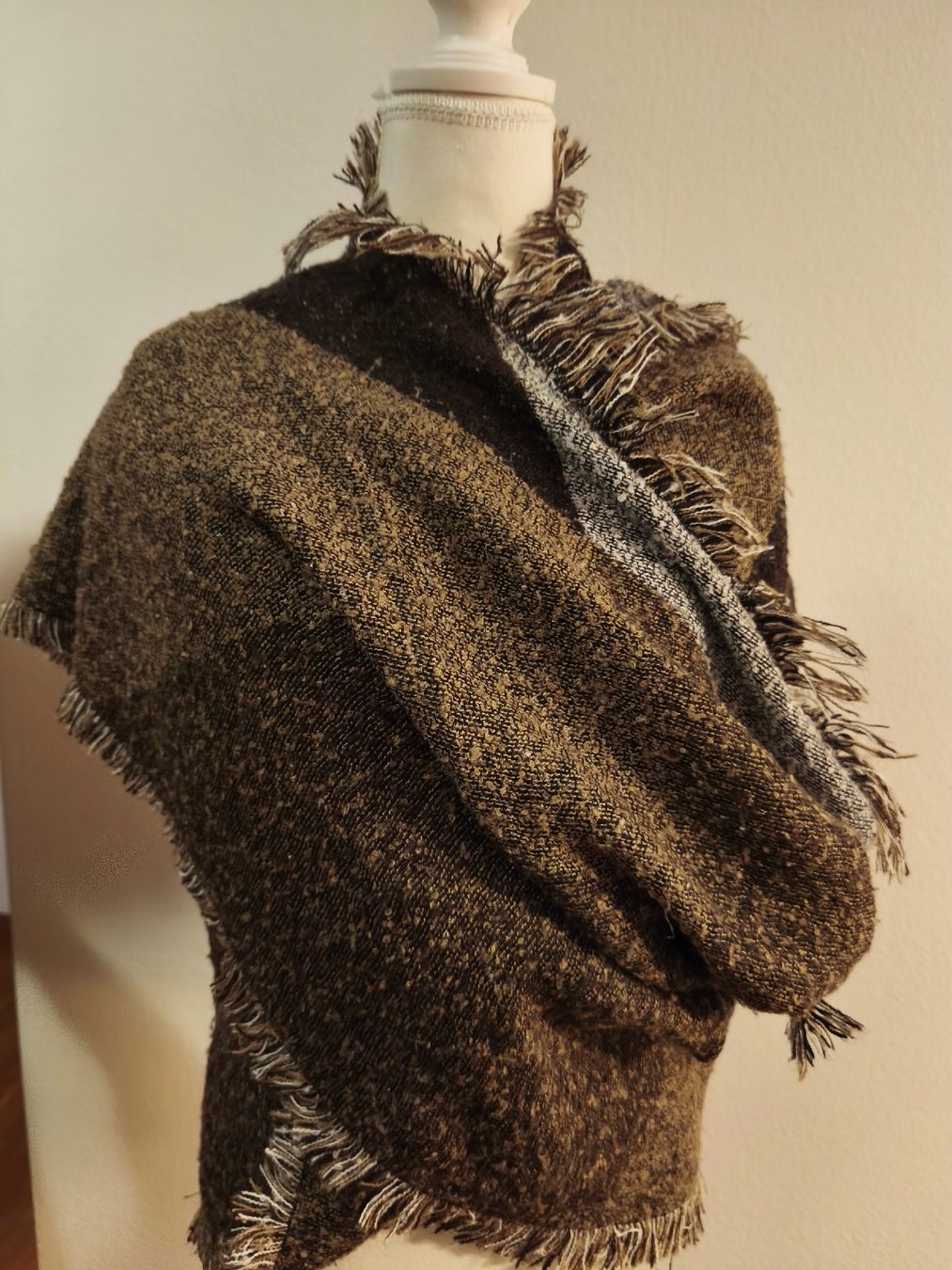 Foulards, Tücher & Schals: Warmer Schal mit Fransen, oder Poncho – Gebraucht aus Winterthur von leovale
