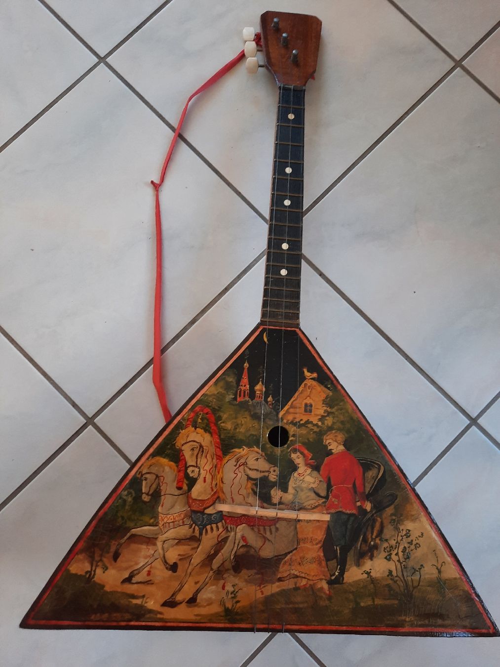 Strumenti musicali: BALALAÏKA, instrument RUSSE à 3 CORDES – Usato da Le Locle venduto da marylise01