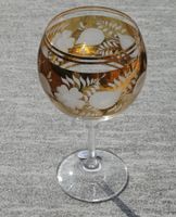 Aus der Glasvitrine: 2 Kelche mit Goldverzierung als Paar