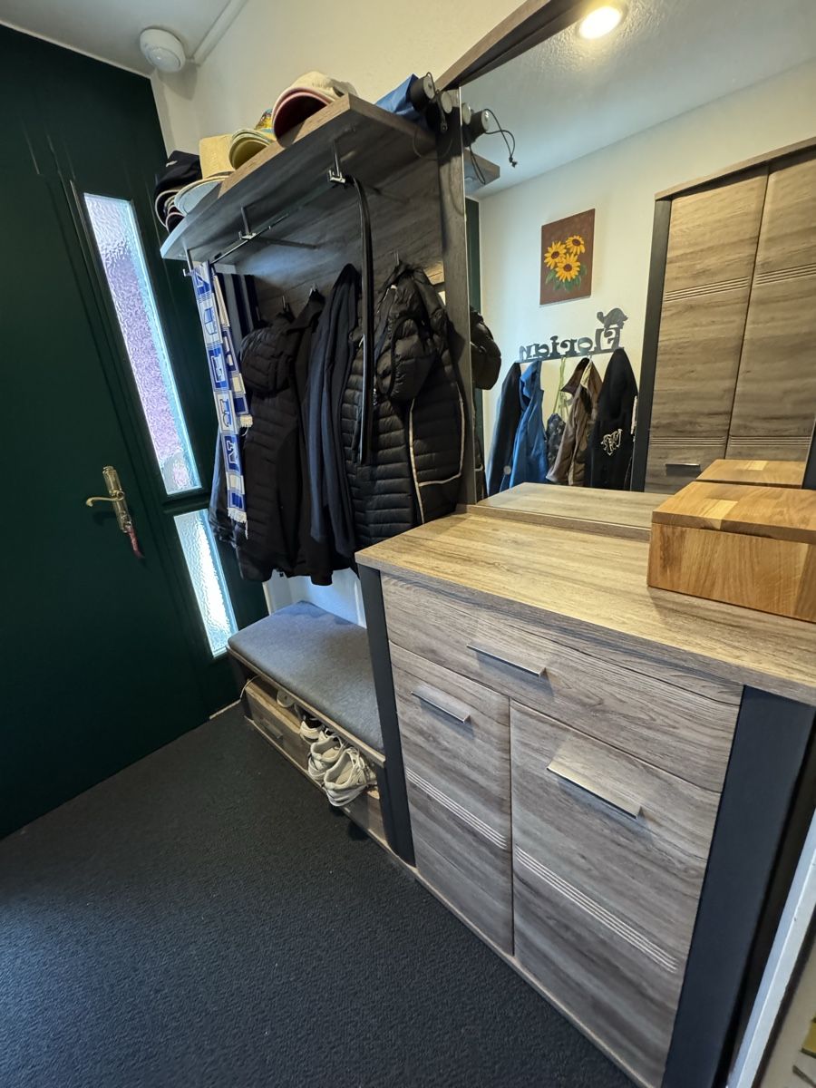 Guardaroba: Garderobenschrank mut Kommode und mit Sitzbank – Usato da Wolhusen venduto da Subi688